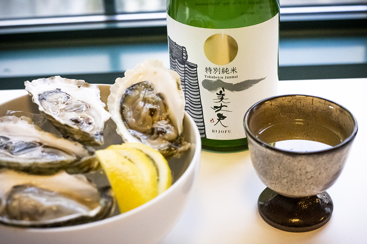 Đôi khi, người Nhật còn thử món rượu dân tộc này với hải sản như hàu hoặc với phô mai.